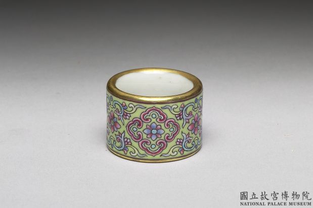 Thumb ring with floral decoration in fencai polychrome enamels, Qing dynasty, Qianlong reign (1736-1795)